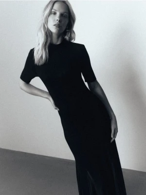 Reserved - Sukienka z ozdobnymi klinami - czarny