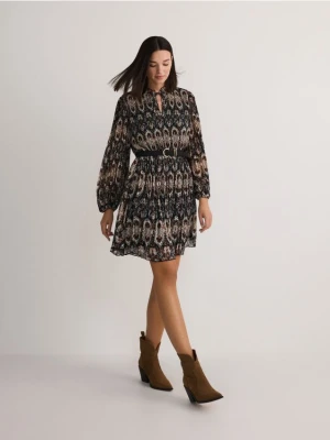 Reserved - Sukienka z paskiem - brązowy