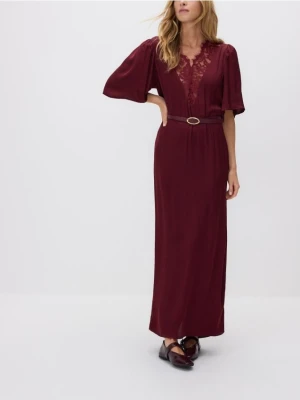 Reserved - Sukienka z paskiem - burgundowy