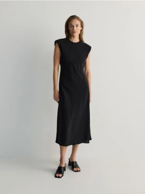Reserved - Sukienka z poduszkami na ramionach - czarny