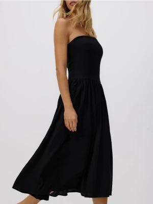 Reserved - Sukienka z prostym dekoltem - czarny