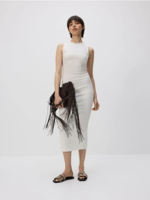 Reserved - Sukienka z rozcięciem na plecach - biały