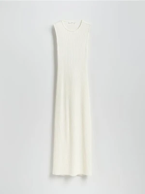 Reserved - Sukienka z rozcięciem na plecach - biały