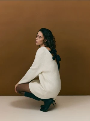 Reserved - Sukienka z wiązaniem - kremowy