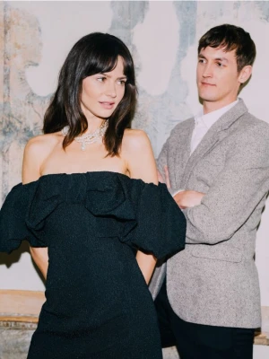 Reserved - Sukienka ze strukturalnej tkaniny z kokardą - czarny