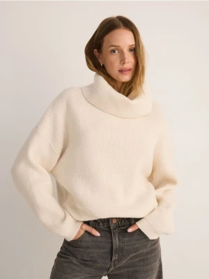 Reserved - Sweter oversize z golfem - kremowy