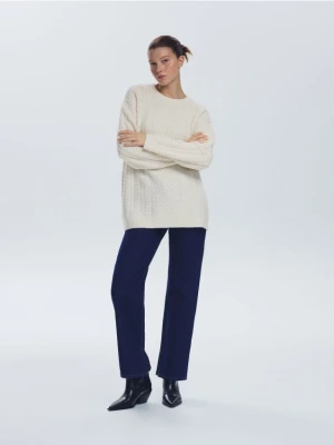 Reserved - Sweter oversize z warkoczowym splotem - kremowy