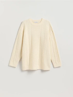 Reserved - Sweter oversize z warkoczowym splotem - kremowy
