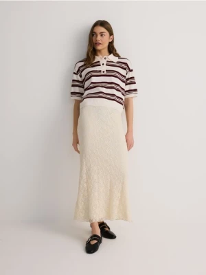 Reserved - Sweter polo w paski - kremowy