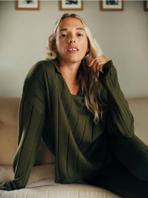 Reserved - Sweter polo z wełną - oliwkowy