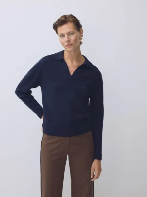 Reserved - Sweter polo z wełny merino - granatowy