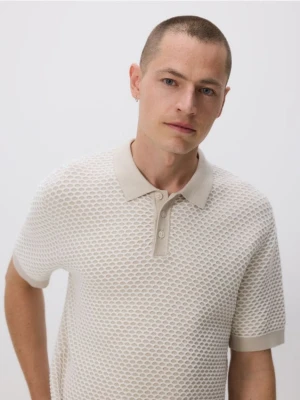 Reserved - Sweter polo ze strukturalnej dzianiny - beżowy
