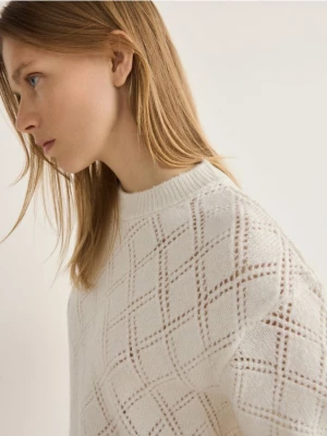 Reserved - Sweter w ażurowy wzór - kremowy
