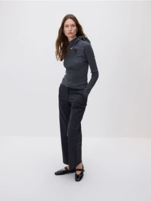 Reserved - Sweter z asymetrycznym wiązaniem - ciemnoszary