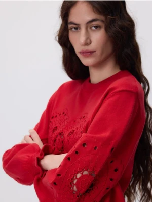 Reserved - Sweter z ażurowym motywem - czerwony