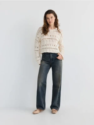 Reserved - Sweter z ażurowym splotem - kremowy
