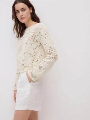 Reserved - Sweter z ażurowym wzorem - kremowy