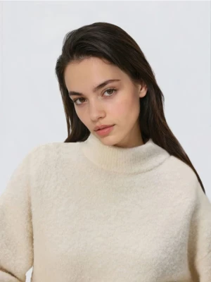 Reserved - Sweter z bufiastymi rękawami - kremowy