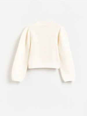 Reserved - Sweter z bufiastymi rękawami - kremowy