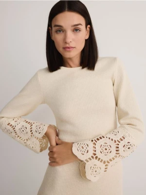 Reserved - Sweter z dekoracyjnym haftem - kremowy