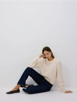 Reserved - Sweter z dekoracyjnym splotem - kremowy
