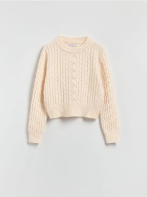 Reserved - Sweter z dekoracyjnym splotem - kremowy
