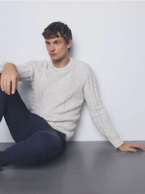 Reserved - Sweter z dekoracyjnym splotem - złamana biel