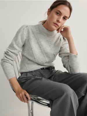 Reserved - Sweter z dekoracyjnymi detalami - jasnoszary