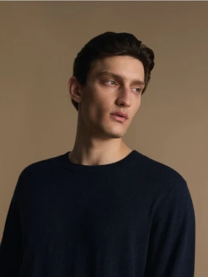 Reserved - Sweter z domieszką kaszmiru - granatowy