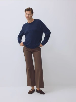 Reserved - Sweter z domieszką kaszmiru - granatowy