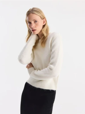 Reserved - Sweter z domieszką wełny - kremowy
