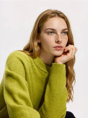 Reserved - Sweter z domieszką wełny - zielony