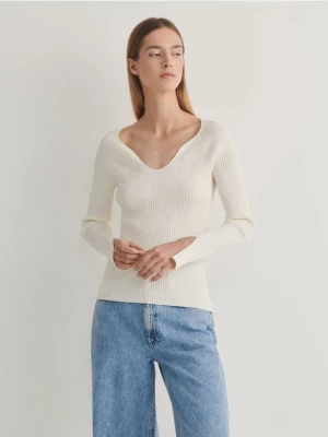 Reserved - Sweter z głębokim dekoltem - złamana biel