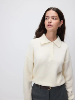 Reserved - Sweter z kołnierzykiem - kremowy