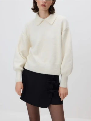Reserved - Sweter z kołnierzykiem - kremowy