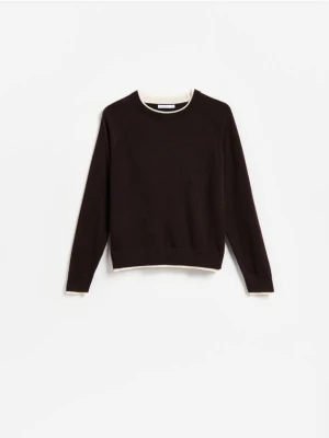 Reserved - Sweter z kontrastową lamówką - ciemnobrązowy