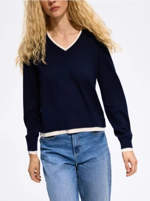 Reserved - Sweter z kontrastową lamówką - granatowy