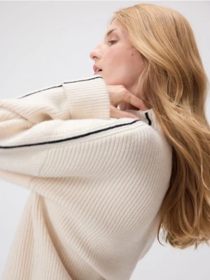 Reserved - Sweter z kontrastową lamówką - kremowy