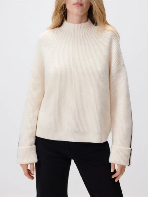 Reserved - Sweter z kontrastową lamówką - kremowy