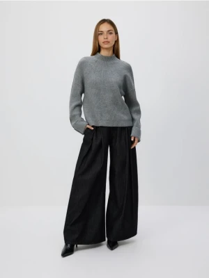 Reserved - Sweter z kontrastową lamówką - szary