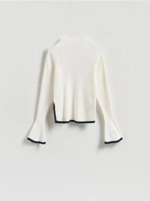 Reserved - Sweter z kontrastową lamówką - złamana biel