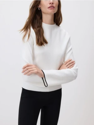 Reserved - Sweter z kontrastową lamówką - złamana biel