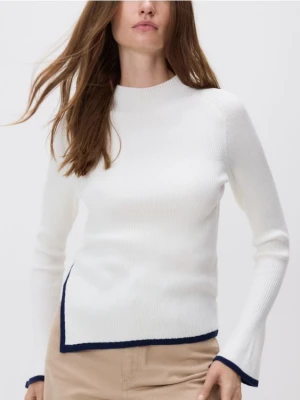 Reserved - Sweter z kontrastową lamówką - złamana biel