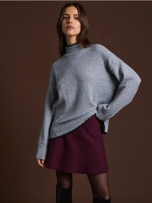 Reserved - Sweter z kontrastową wstawką - szary