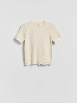 Reserved - Sweter z koronką - kremowy