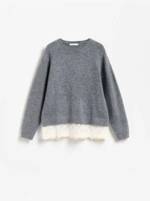 Reserved - Sweter z koronkowym dołem - szary