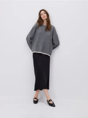 Reserved - Sweter z koronkowym wykończeniem - ciemnoszary