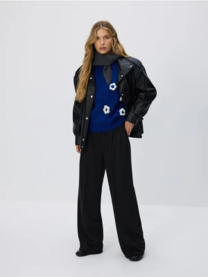 Reserved - Sweter z kwiatową aplikacją - granatowy