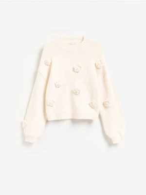 Reserved - Sweter z kwiatową aplikacją - kremowy