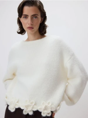 Reserved - Sweter z kwiatową aplikacją - złamana biel